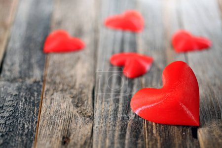 Téléchargez les photos : Red hearts on old wooden planks - en image libre de droit