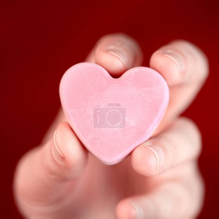 Téléchargez les photos : Hand holding blank converstation heart - en image libre de droit