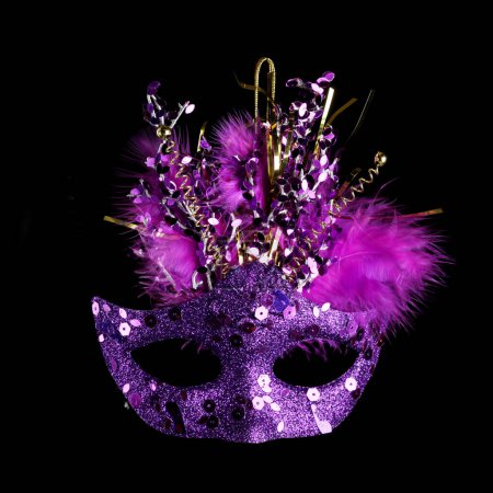 Téléchargez les photos : Masque Mardi Gras coloré isolé sur noir - en image libre de droit