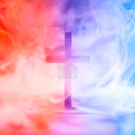 Téléchargez les photos : Croix chrétienne entourée de fumée rouge et bleue symbolisant le ciel et l'enfer, le bien et le mal, le bien et le mal, ou toute autre métaphore des choix moraux. - en image libre de droit