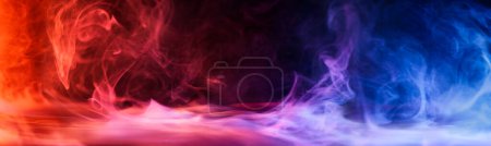 Foto de Humo dramático y niebla en contraste con vivos colores rojo, azul y púrpura. Fondo de pantalla o fondo abstracto vívido e intenso. - Imagen libre de derechos