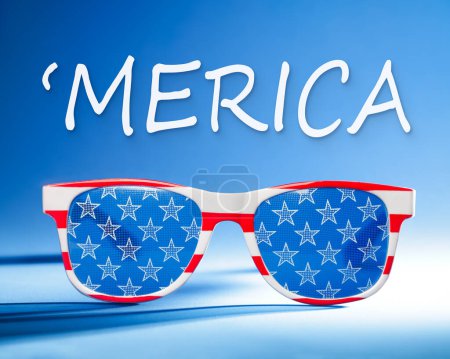 Foto de Gafas de sol frescas rojas, blancas y azules en el patrón de la bandera estadounidense con texto 'MERICA. Para EE.UU. 4 de julio u otras celebraciones patrióticas. - Imagen libre de derechos