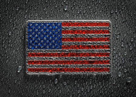 Téléchargez les photos : Métal drapeau américain recouvert de gouttes d'eau. Drapeau brillant des États-Unis symbolisant les États-Unis. - en image libre de droit