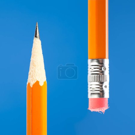 Foto de Cierre de punta de lápiz amarillo y goma de borrar - Imagen libre de derechos