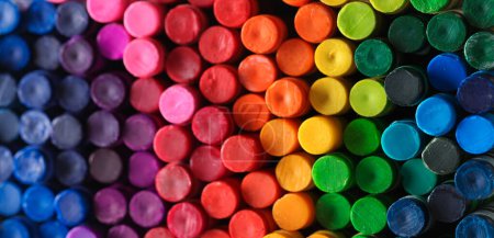 Téléchargez les photos : Boîte de crayons dans un arc-en-ciel de couleurs fond - en image libre de droit