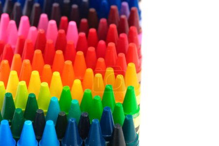 Foto de Caja de lápices de colores en arco iris con espacio en blanco - Imagen libre de derechos