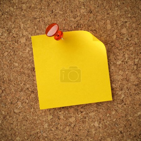Foto de Nota adhesiva amarilla en blanco fijada con tachuela roja. Espacio de copia vacío para aviso, mensaje o recordatorio importante de la oficina. - Imagen libre de derechos