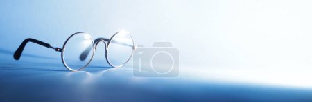 Téléchargez les photos : Lumière brillante sur les lunettes rondes vintage. Concept de clarté ou de vision avec espace de copie pour le texte. - en image libre de droit