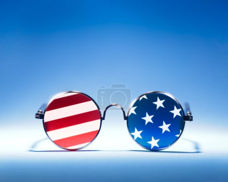 Téléchargez les photos : Cool lunettes de soleil rouges, blanches et bleues dans le modèle du drapeau américain. Pour les USA le 4 juillet ou d'autres célébrations patriotiques. - en image libre de droit