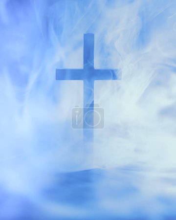 Téléchargez les photos : Croix chrétienne sur les nuées célestes, symbolisant le ciel ou la spiritualité. - en image libre de droit