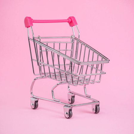 Téléchargez les photos : Panier vide ou chariot d'épicerie sur rose vif. - en image libre de droit