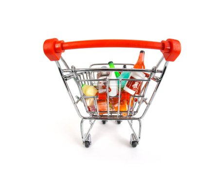 Foto de Fisheye vista de la cesta de la compra o carrito de la compra lleno de comestibles y compras. Aislado sobre blanco. - Imagen libre de derechos