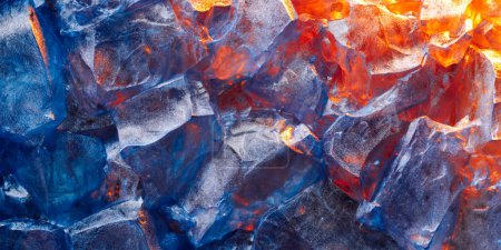 Téléchargez les photos : Représentation vibrante du contraste entre le feu et le papier peint de glace. Glace glacée bleue froide qui fond sur un feu rouge chaud. - en image libre de droit