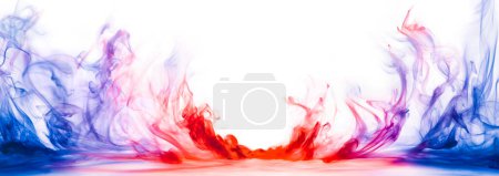 Téléchargez les photos : Fumée et brouillard dramatiques dans des couleurs contrastées rouge vif, bleu et violet. Fond d'écran abstrait vif et intense ou papier peint. - en image libre de droit