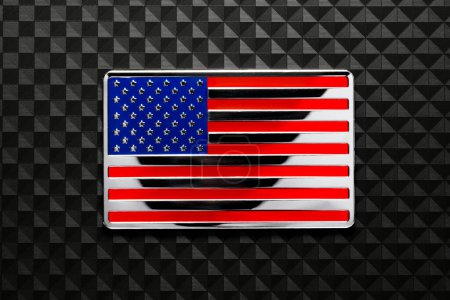 Téléchargez les photos : Emblème brillant du drapeau américain sur la fibre de carbone sombre. Symbole de la force des États-Unis, du jour du Souvenir, de la fête des anciens combattants ou d'un autre événement patriotique. - en image libre de droit
