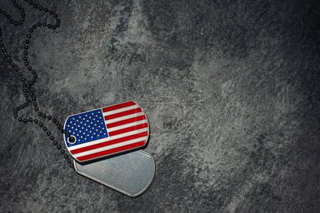 Téléchargez les photos : Étiquettes de chien USA sur fond de pierre avec drapeau américain. Pour le jour du Souvenir, la journée des anciens combattants ou tout autre événement patriotique américain. - en image libre de droit