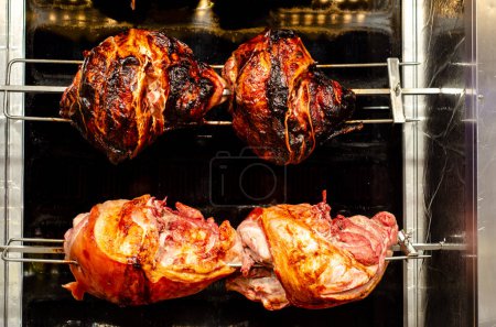 Téléchargez les photos : Viande de porc rôtie sur la broche grillée sur le feu - en image libre de droit