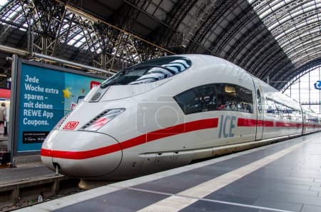 Foto de Frankfurt, Alemania - 13 de octubre de 2023: Intercity Express (comúnmente conocido como ICE) es un sistema ferroviario de alta velocidad en Alemania. Estación central de Frankfurt (Frankfurt Hauptbahnhof) - Imagen libre de derechos