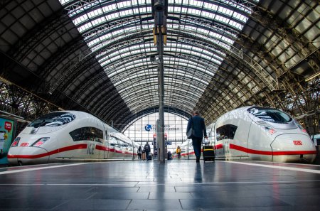 Téléchargez les photos : Francfort, Allemagne - 13 octobre 2023 : Intercity Express (communément appelé ICE) est un système ferroviaire à grande vitesse en Allemagne. Gare centrale de Francfort (Frankfurt Hauptbahnhof) - en image libre de droit