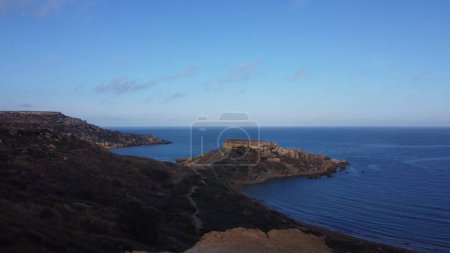 Qarraba Bay cap rocheux plat Malte, prise de vue aérienne en plein soleil du matin. Photo de haute qualité