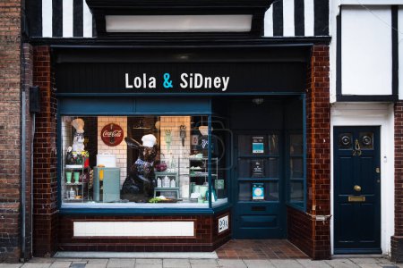 Téléchargez les photos : East Sussex, Angleterre, septembre 2022, vue sur Lola & Sidney, un magasin de produits ménagers dans la rue principale de la ville historique de Rye - en image libre de droit