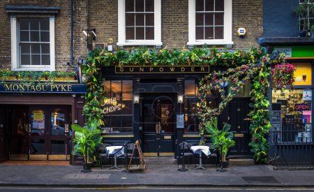 Foto de London, UK, Sept 2022, view of The Montagu pub and Gunpowder restaurant in Greek st, Soho - Imagen libre de derechos
