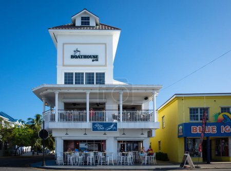 Foto de Gran Caimán, Islas Caimán, Ene 2023, vista de la parrilla del embarcadero y los restaurantes The White Whale en George Town - Imagen libre de derechos