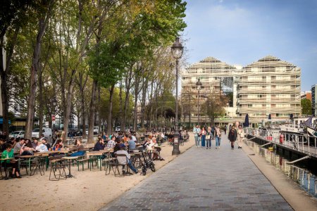 Téléchargez les photos : Paris, France, 29 octobre 2022, scène urbaine sur une promenade du Bassin de la Villette dans le 10ème arrondissement de la capitale - en image libre de droit