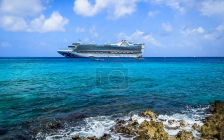 Téléchargez les photos : Grand Cayman, Îles Caïmans, 12 juin 2023, vue du bateau de croisière Caribbean Princess sur la mer des Caraïbes amarré par George Town - en image libre de droit