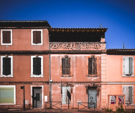 Téléchargez les photos : Arles, France, 9 septembre 2023, vue du bâtiment coloré de l'avenue Sadi Carnot - en image libre de droit
