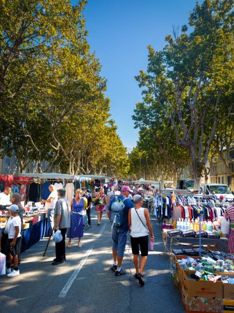 Téléchargez les photos : Arles, France, 9 septembre 2023, scène urbaine sur un marché de rue provençal - en image libre de droit