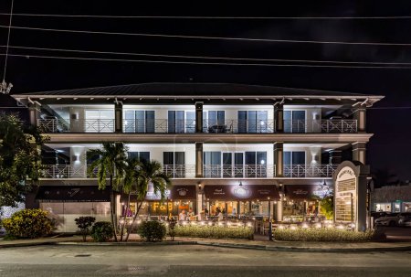 Téléchargez les photos : Grand Cayman, Îles Caïmans, 11 juin 2023, vue de Craft Food and Beverage Co. de nuit, un restaurant sur le corridor Seven Mile Beach près de West Bay Road - en image libre de droit