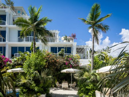 Téléchargez les photos : Grand Cayman, Îles Caïmans, 5 août 2023, vue sur une aire de repos à Palm Heights, un boutique hôtel sur Seven Mile Beach - en image libre de droit