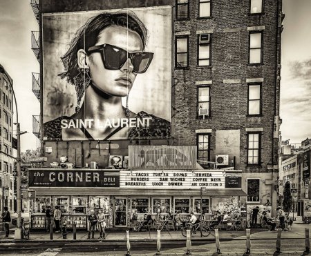 Foto de Nueva York, Estados Unidos, 14 de mayo de 2018, vista de un cartel publicitario de la empresa Yves Saint Laurent por encima del restaurante mexicano La Esquina - Imagen libre de derechos