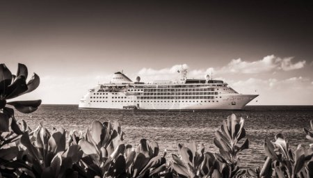 Foto de Gran Caimán, Islas Caimán, 16 de enero de 2017, El crucero Silver Wind de la compañía Silversea en el Mar Caribe - Imagen libre de derechos