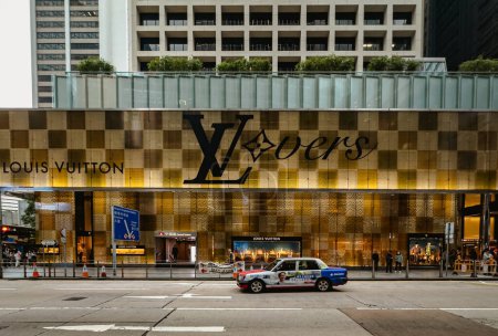Téléchargez les photos : Hong Kong, île de Hong Kong, le 27 janvier 2024, vue d'un taxi passant par le magasin Louis Vuitton dans le quartier central - en image libre de droit