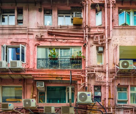 Téléchargez les photos : Hong Kong Island le 27 janvier 2024, gros plan d'une ancienne façade de bâtiment rose sur la rue Aberdeen dans le quartier central. - en image libre de droit