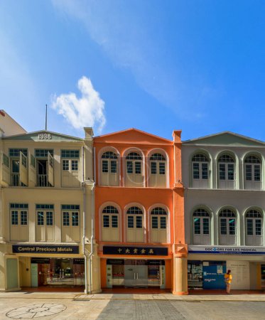 Téléchargez les photos : Central Business District, Singapour, 5 février 2024, vue de quelques maisons colorées sur la rue Hokien dans le quartier financier - en image libre de droit