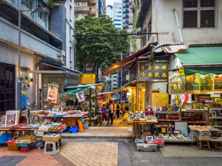 Téléchargez les photos : Hong Kong, île de Hong Kong, 27 janvier 2024, vue d'un marché extérieur sur la rue Tung dans le quartier central - en image libre de droit