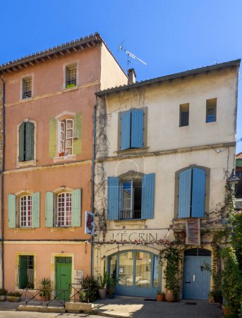 Téléchargez les photos : Arles, France, 9 septembre 2023, vue du restaurant L'Ecrin à côté d'un immeuble résidentiel dans une ville de Camargue - en image libre de droit
