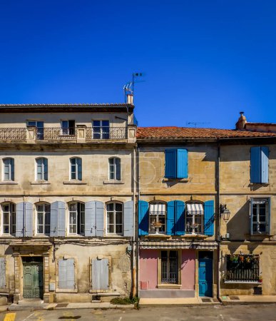 Téléchargez les photos : Arles, France, 9 septembre 2023, vue de quelques bâtiments sur la rue Rond Point des Arenes dans une ville de Camargue - en image libre de droit