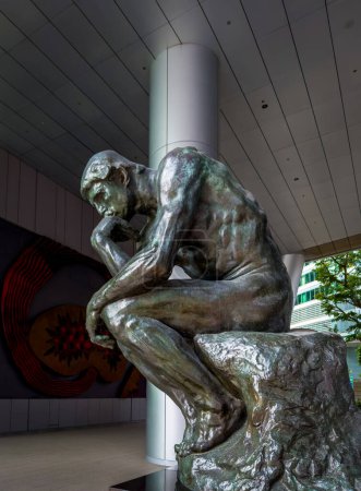 Foto de Singapur, 5 de febrero de 2024, vista del Pensador de la escultura Rodin en exhibición en el edificio OUE Bayfront de Marina Bay - Imagen libre de derechos