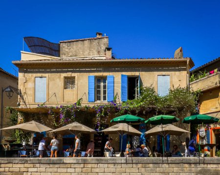 Téléchargez les photos : Arles, France, 9 septembre 2023, vue sur Le Balkania, un restaurant français sur la rue Rond Point des Arenes - en image libre de droit