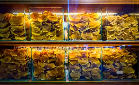 Téléchargez les photos : Gros plan de fruits de mer secs dans des bocaux en verre dans un magasin du quartier Sheung Wan, Hong Kong - en image libre de droit