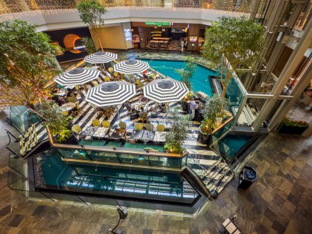 Téléchargez les photos : Singapour, 5 février 2024, vue de PS. Café, un restaurant inspiré du café parisien dans un centre commercial moderne au Shoppes At Marina Bay Sands - en image libre de droit