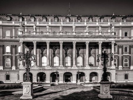 Téléchargez les photos : Budapest, Hongrie, 17 mars 2020, vue sur la façade de la Galerie nationale hongroise située dans le château de Buda - en image libre de droit