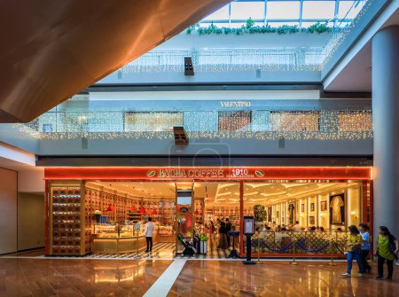 Téléchargez les photos : Singapour, 5 février 2024, vue sur un café Bacha dans un centre commercial moderne au Shoppes At Marina Bay Sands - en image libre de droit