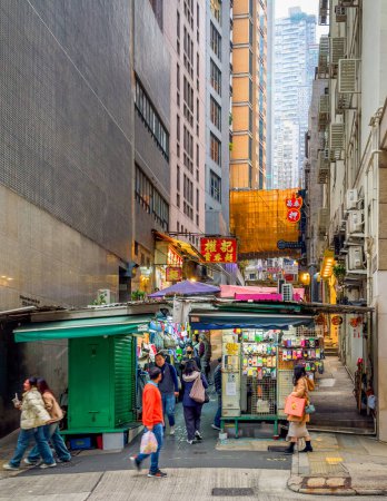 Téléchargez les photos : Hong Kong, île de Hong Kong, 27 janvier 2024, vue d'un marché extérieur sur la rue Peel dans le quartier Sheung Wan - en image libre de droit