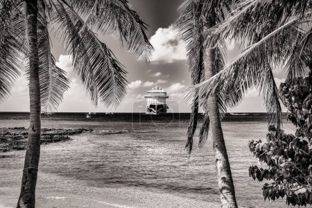 Téléchargez les photos : Grand Cayman, Îles Caïmans, 6 décembre 2018, bateau de croisière amarré sur la mer des Caraïbes par George Town - en image libre de droit