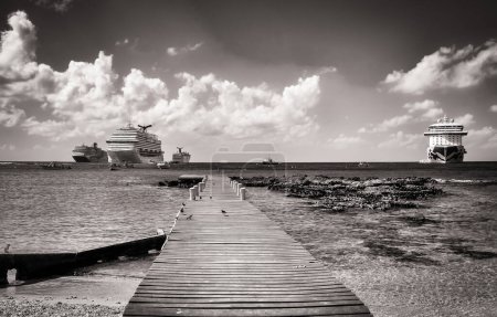 Téléchargez les photos : Grand Cayman, Îles Caïmans, 6 décembre 2018, bateaux de croisière amarrés sur la mer des Caraïbes par George Town - en image libre de droit